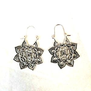 Delicate star flower hoop earrings silver